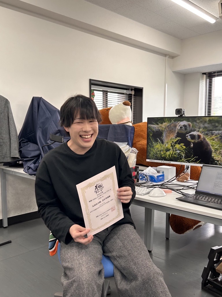 賞状をかかげる丸岡さん